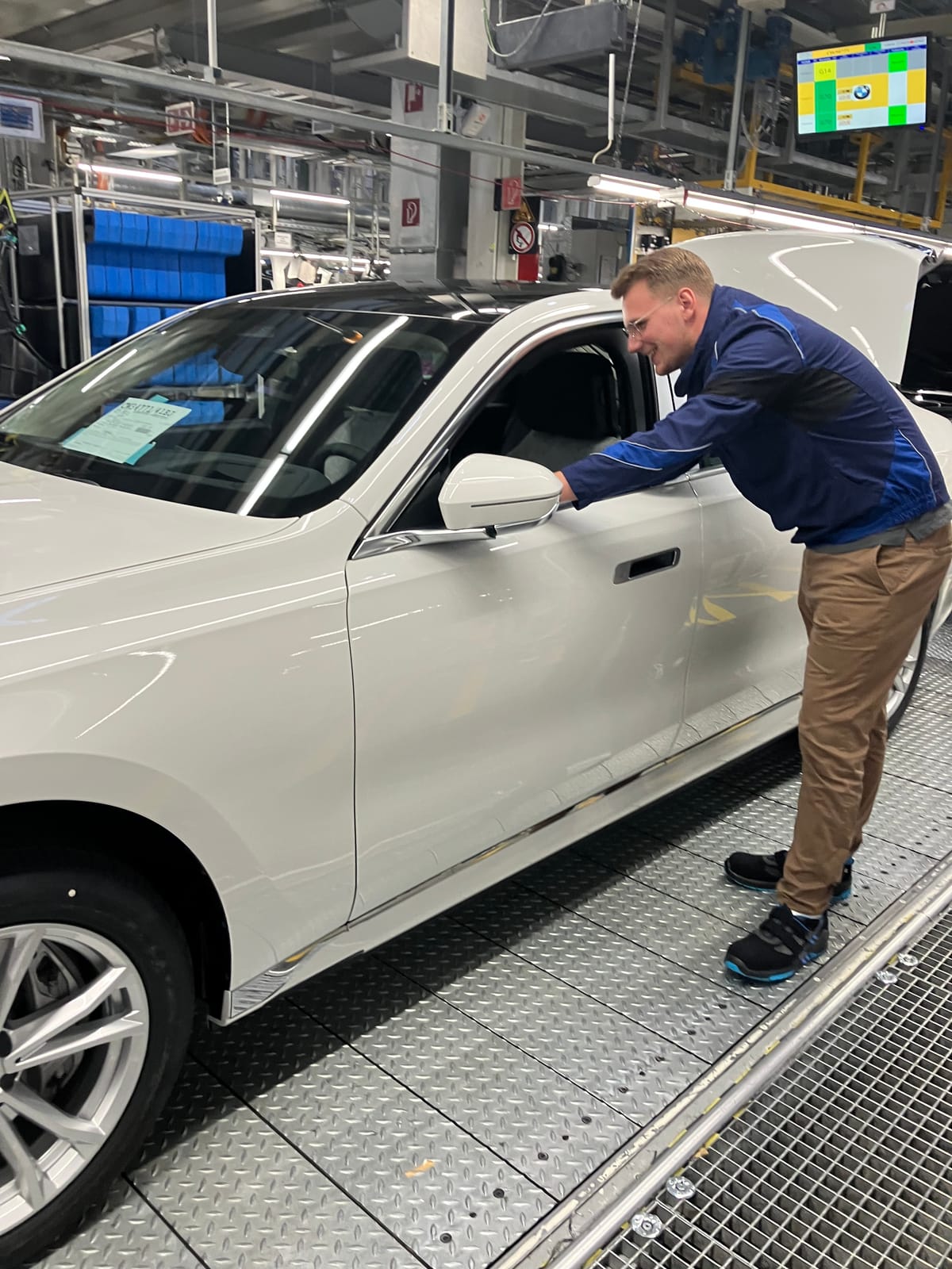 Maik Ritter am Laufband im BMW-Werk Dingolfing