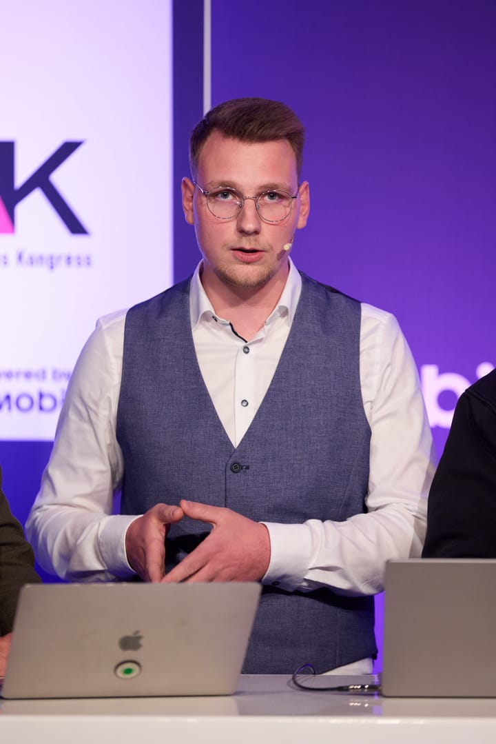 Maik Ritter am Podium im Vortrag